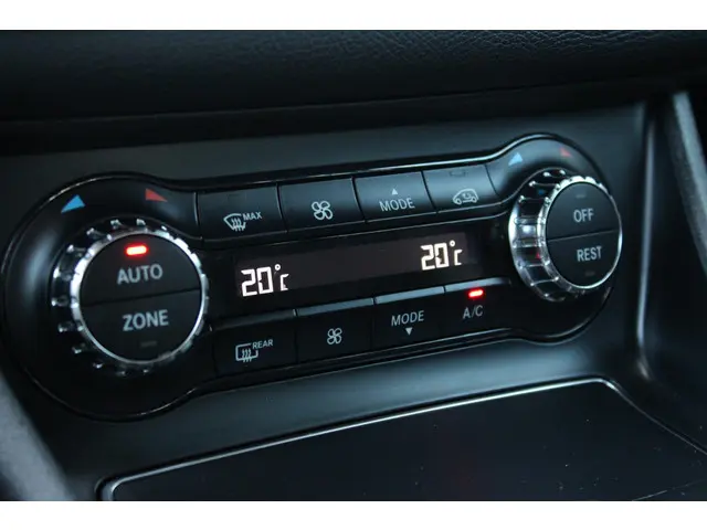 Mercedes-Benz GLA 180 Business 2018 Benzine 29