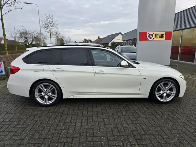 BMW 3 Serie Touring 318i M Sport Edition 2019 Benzine 19