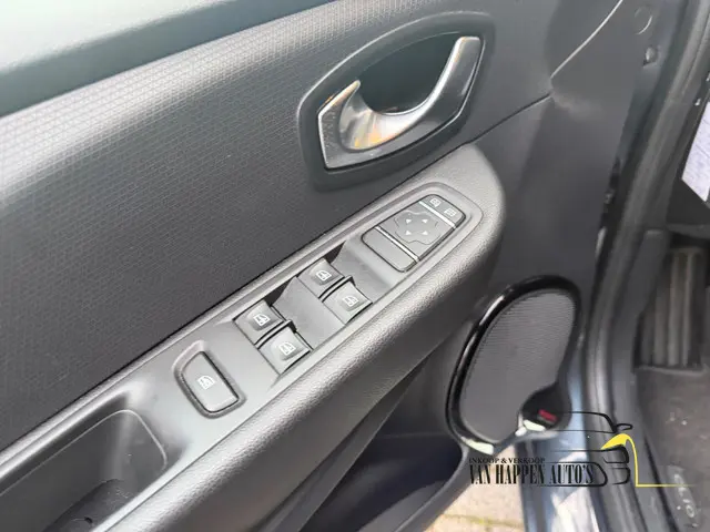 Renault Clio Estate 0.9 TCe Limited 2018 Benzine 23