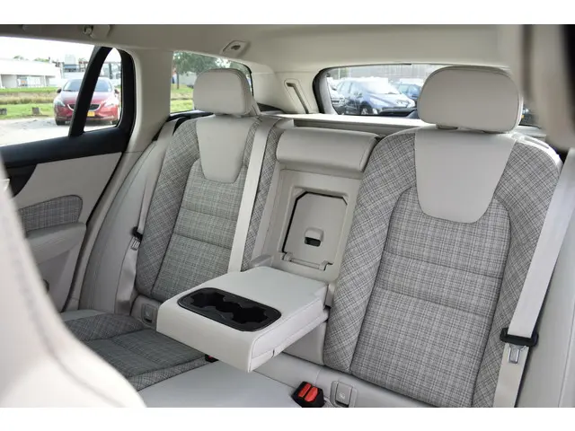 Volvo V60 B4 Core #CityWeaveBekleding 2022 Benzine 10