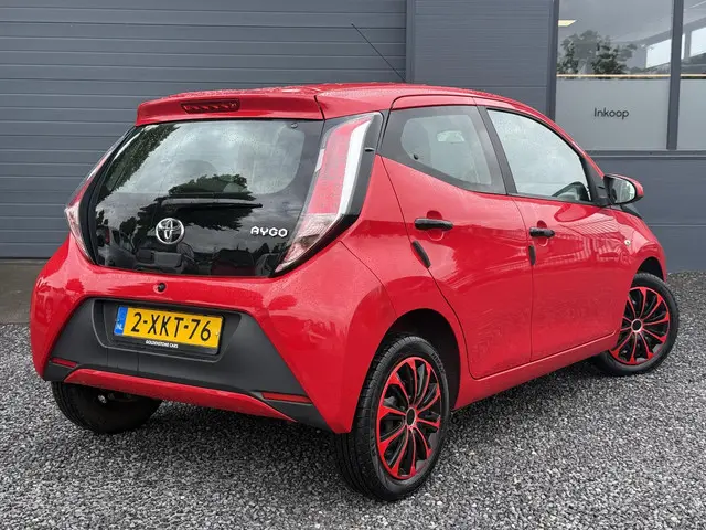 Toyota Aygo 1.0 VVT-i x-play 2014 Benzine 2