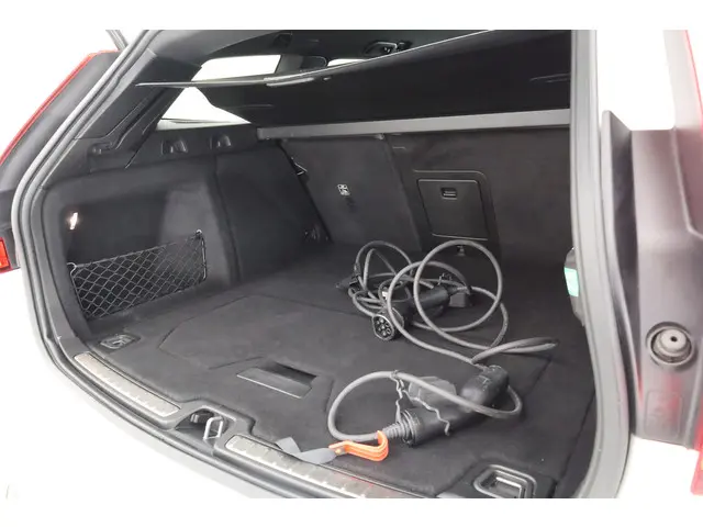 Volvo V60 T8 Recharge R-Design 2022 Hybride Benzine 34