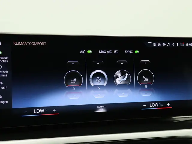 BMW 2 Serie 220i Coupé 2024 Benzine 25