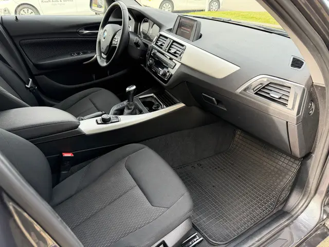 BMW 1 Serie 118i Executive 2018 Benzine 12