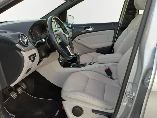 Mercedes-Benz B-Klasse 180 Prestige 2013 Benzine 24
