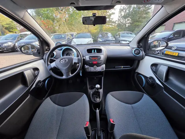 Toyota Aygo 1.0 VVT-i Dynamic Blue 2014 Benzine 10