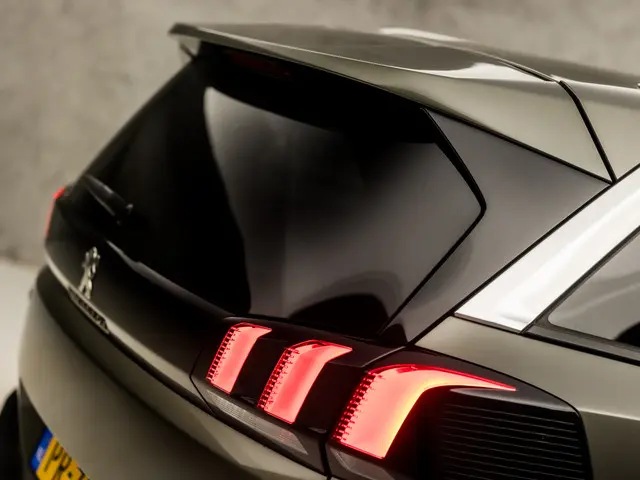 Peugeot 5008 1.2 PureTech Sport 7 Persoons 2017 Benzine 32