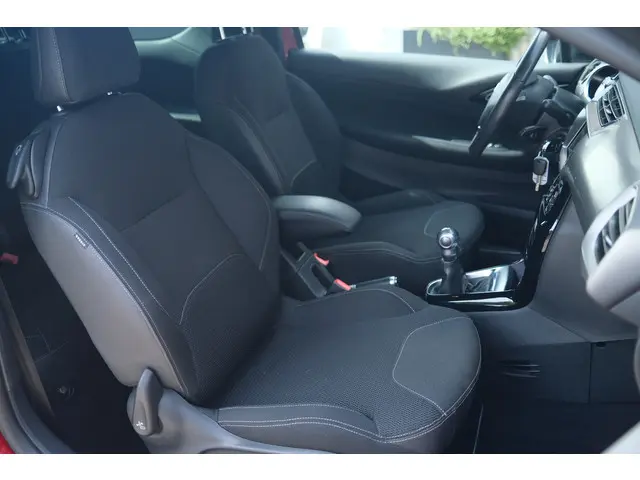 DS DS 3 PT110 So Chic 2016 Benzine 13