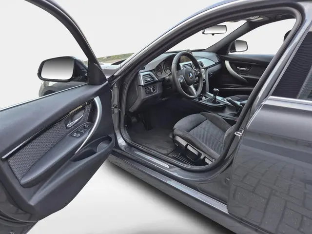 BMW 3 Serie Touring 318i M Sport 2015 Benzine 11