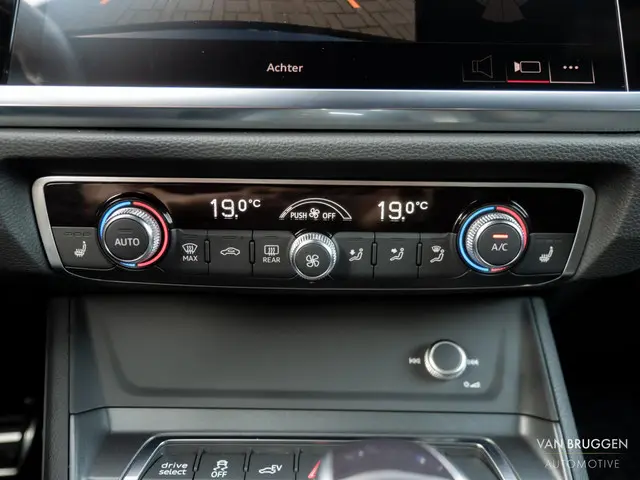 Audi Q3 45 TFSI e S-Line 2022 Hybride Benzine 26