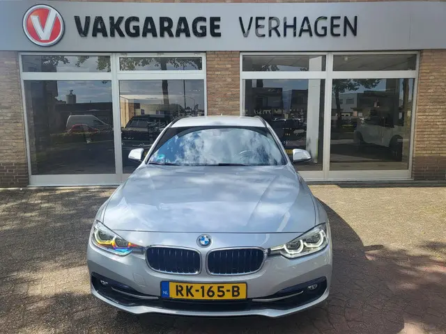 BMW 3 Serie Touring 320i Executive / sport 2017 Benzine