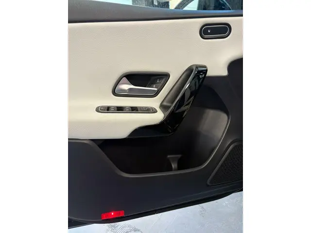 Mercedes-Benz A-Klasse 220 4MATIC Premium 2018 Benzine 13