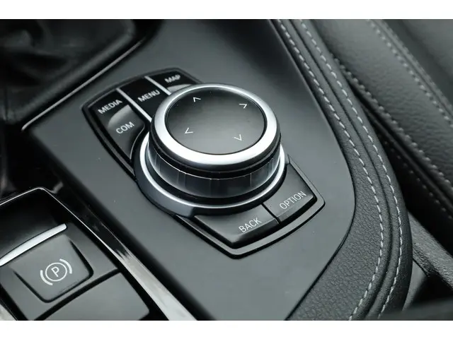 BMW X1 sDrive20i High Executive 2021 Benzine 28