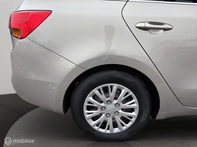 Kia cee'd Sportswagon 1.6 GDI Business Pack 2013 Benzine 26