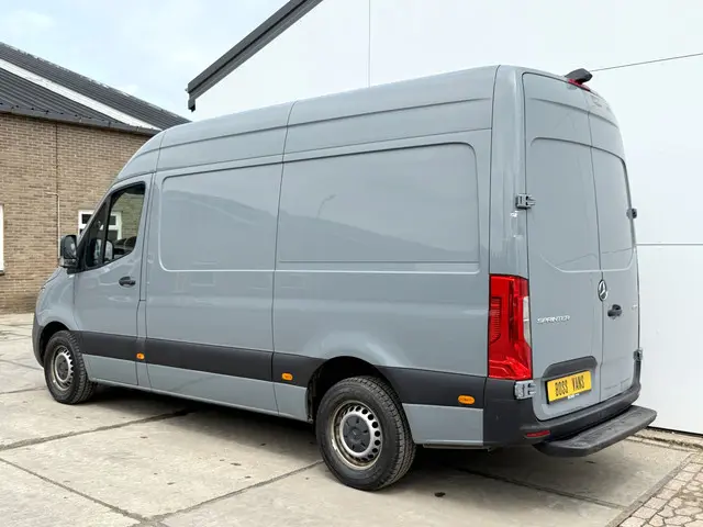 Mercedes-Benz Sprinter 2