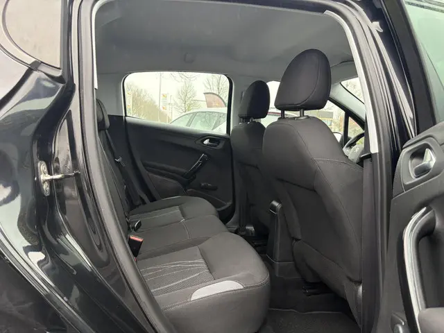 Peugeot 208 1.2 e-VTi Blue Lease 2013 Benzine 10