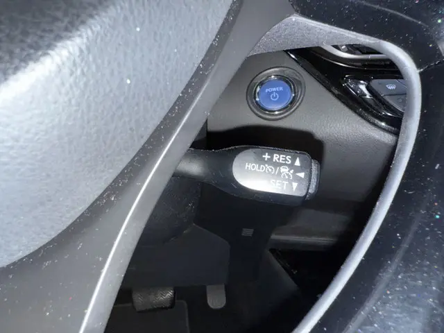 Toyota C-HR 1.8 Hybrid Bi-Tone Plus 2017 Hybride Benzine 19
