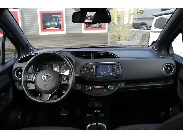 Toyota Yaris 1.5 Hybrid Premium 2017 Hybride Benzine 23