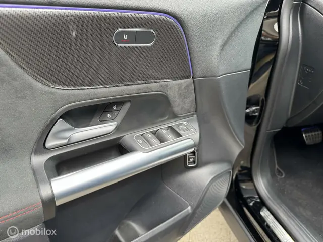Mercedes-Benz GLA 200 AMG Line 2023 Benzine 8