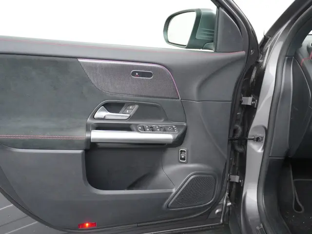 Mercedes-Benz EQA 300 4MATIC AMG Line 2023 Elektrisch 11