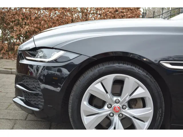 Jaguar XE 2.0 P250 SE 2020 Benzine 32