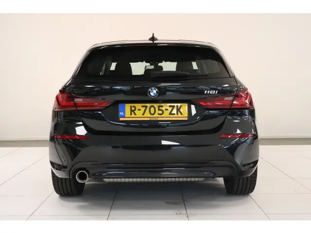 BMW 1 Serie 118i Business Edition Plus 2022 Benzine 19