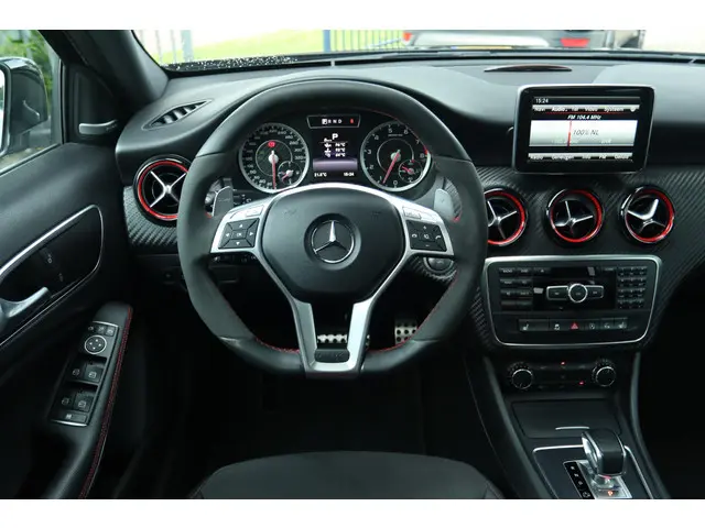 Mercedes-Benz A-Klasse AMG 45 4MATIC 2015 Benzine 18