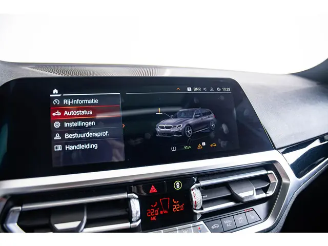 BMW 3 Serie Touring 330i Executive Edition 2020 Benzine 31