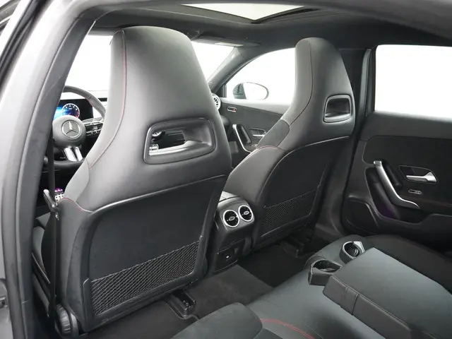 Mercedes-Benz A-Klasse 200 AMG Line 2023 Benzine 19
