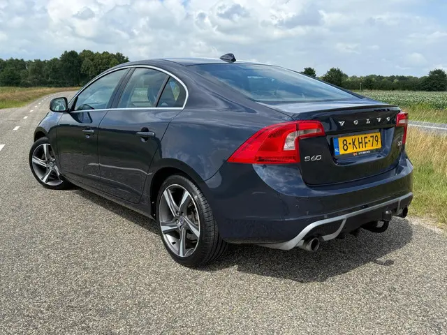 Volvo S60 1.6 T3 Aut R-Design 150pk | Orig NL 2013 Benzine 2