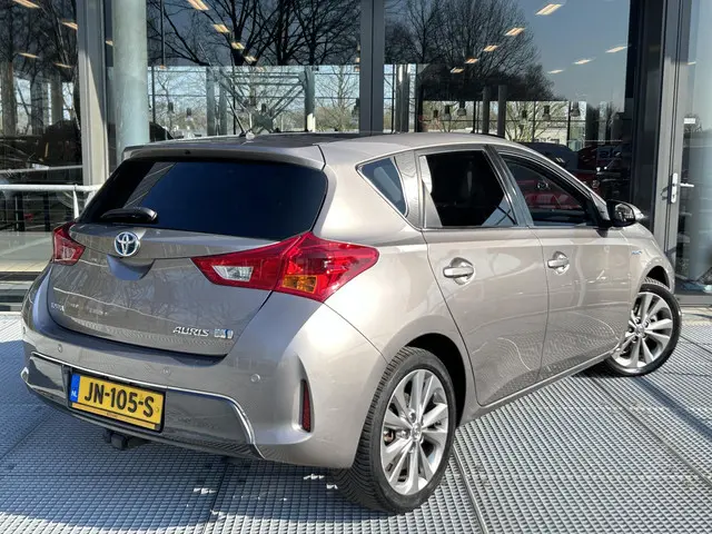 Toyota Auris 1.8 Hybrid Executive 2015 Hybride Benzine 2