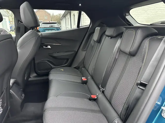 Peugeot 2008 1.2 Hybrid 145 PK GT 2025 Hybride Benzine 32