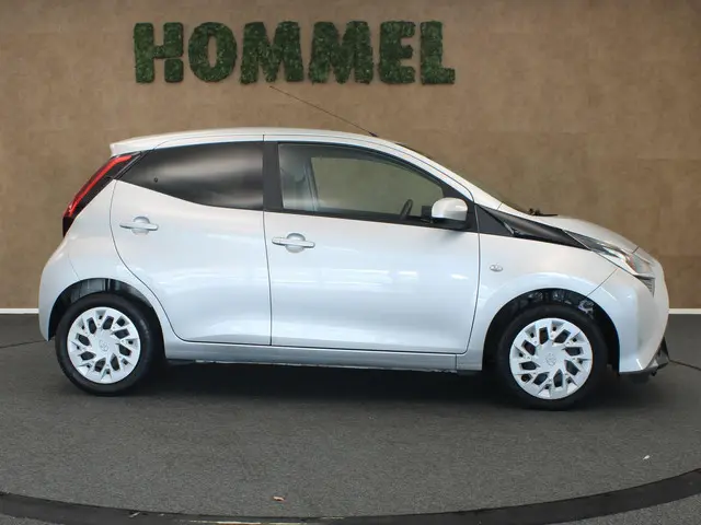 Toyota Aygo 1.0 VVT-i x-play 2018 Benzine 12