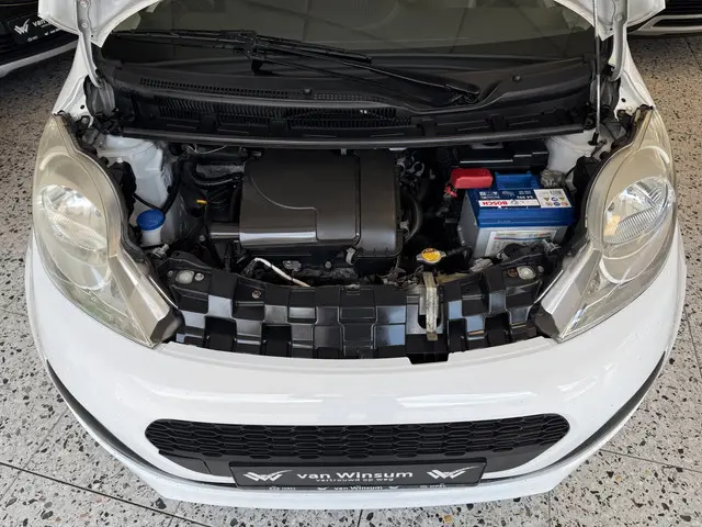 Peugeot 107 1.0 Urban Light Accent 2014 Benzine 15