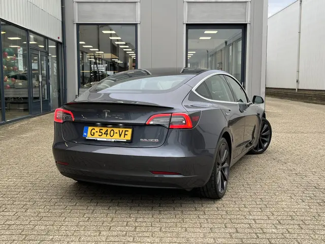 Tesla Model 3 2