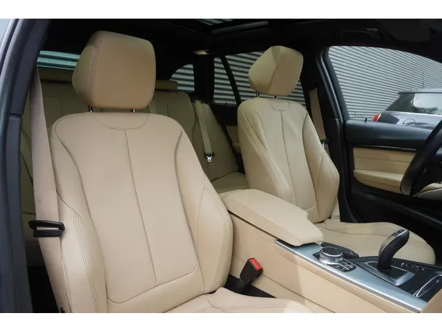 BMW 3 Serie Touring 320i 2018 Benzine 4
