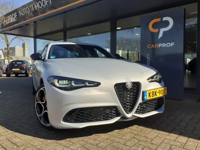 Alfa Romeo Giulia 2.0 Competizione 2023 Benzine 24