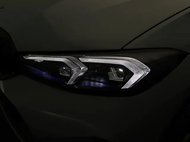 BMW 3 Serie Sedan 330e 2023 Hybride Benzine 24