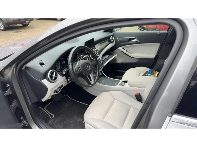 Mercedes-Benz GLA 200 Prestige 2014 Benzine 7