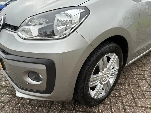 Volkswagen up! 1.0 BMT high up! 2016 Benzine 18