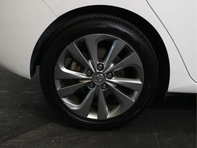 Toyota Auris 1.8 Hybrid Aspiration 2014 Hybride Benzine 6