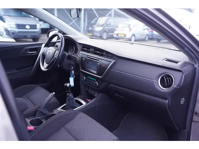 Toyota Auris 1.6 First Edition 2015 Benzine 24