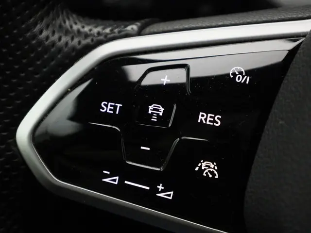 Volkswagen Golf 1.5TSI/130PK R-Line 2021 Benzine 8