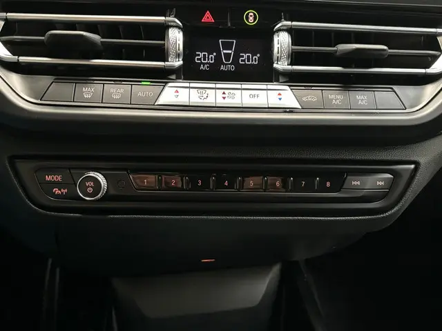 BMW 1 Serie 120i Business Edition 2022 Benzine 25