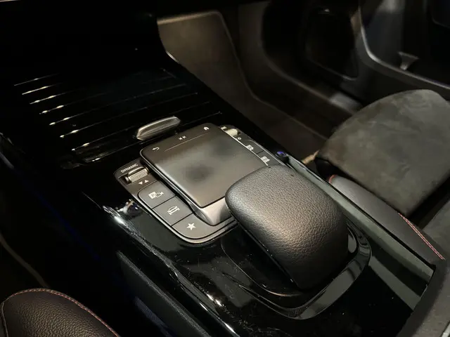 Mercedes-Benz A-Klasse 250 e AMG 2020 Hybride Benzine 14