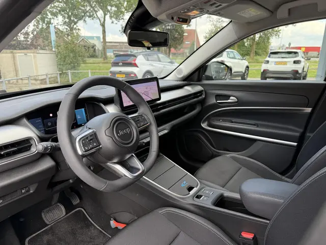 Jeep Avenger Altitude 54 kWh Aut. 2023 Elektrisch 12