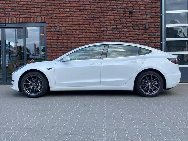Tesla Model 3 2