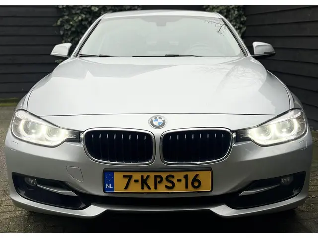 BMW 3 Serie 320i Business 2013 Benzine 3