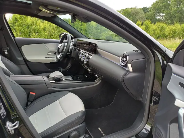 Mercedes-Benz A-Klasse 250 Premium Plus 2022 Benzine 34