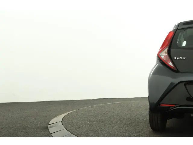 Toyota Aygo 1.0 VVT-i x-play 2019 Benzine 42